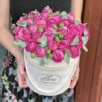 Букет Валенти с пионовидной розой в шляпной коробке - фото 1