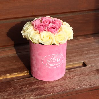 Букет Пинк-комлимент с розовыми и белыми розами в шляпной коробке - фото 2