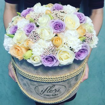Букет Ева с фиолетовыми и белыми розами в шляпной коробке купить