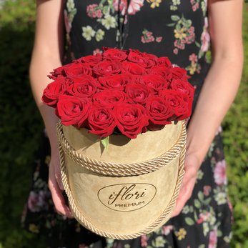 Букет Коко Шанель с красными розами в шляпной коробке - фото 1