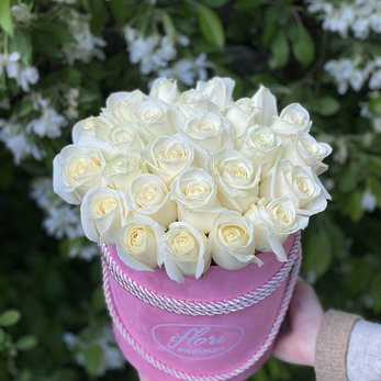 Букет Ясмина с белыми розами - фото 1