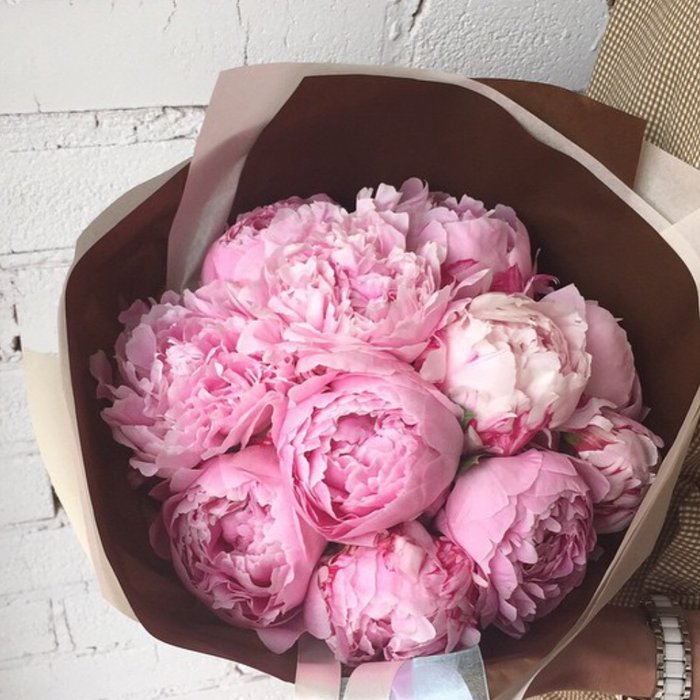 Букет цветов 11 розовых пионов в шляпной коробке купить с доставкой в Москве