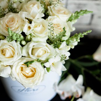 Букет Ханна с белыми розами и фрезией в шляпной коробке - фото 2
