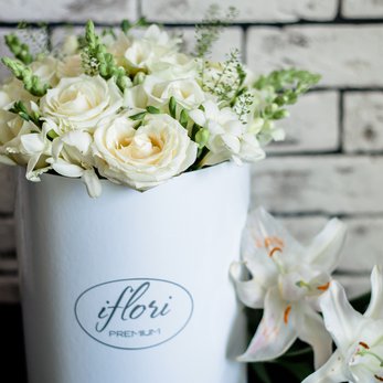 Букет Ханна с белыми розами и фрезией в шляпной коробке - фото 3