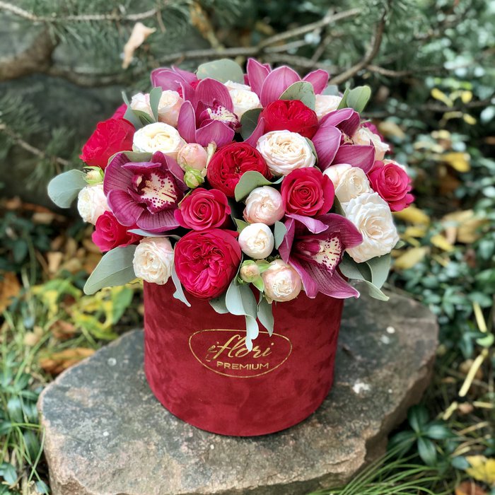 Букет Кора с орхидеями в шляпной коробке - фото 2