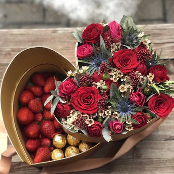 Золотое сердце с цветами и клубникой с конфетами - фото 1