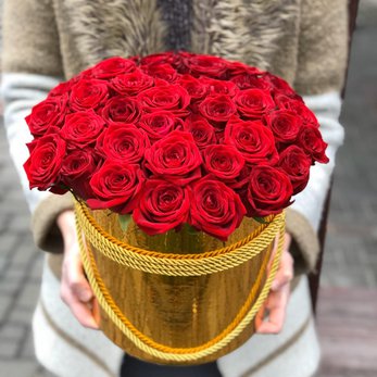 Букет Golden Love с красными розами в шляпной коробке - фото 1
