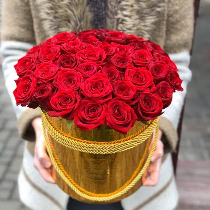 Букет Golden Love с красными розами в шляпной коробке - фото 1