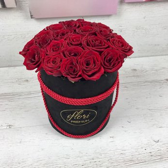 Букет Бордо с красными розами в шляпной коробке купить