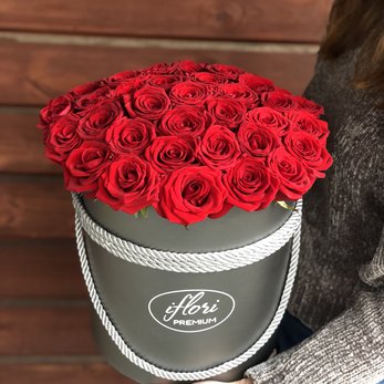 Букет  София с красными розами в шляпной коробке купить