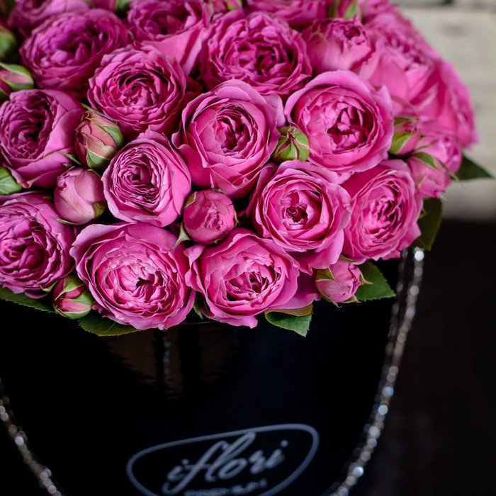 Букет Хлоя с пионовидной розой в черной шляпной коробке - фото 2