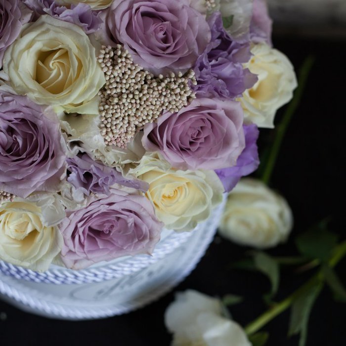 Букет Виолет с белыми и фиолетовыми розами в шляпной коробке - фото 3