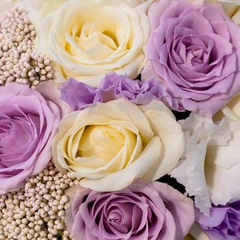 Букет Виолет с белыми и фиолетовыми розами в шляпной коробке - фото 2