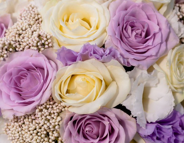 Букет Виолет с белыми и фиолетовыми розами в шляпной коробке - фото 2