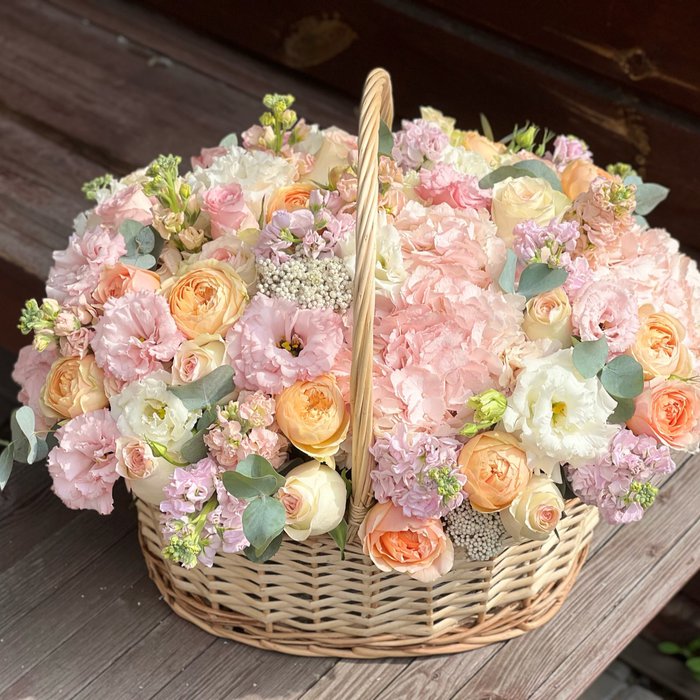 Букет Анабель в цветочной корзине - фото 1