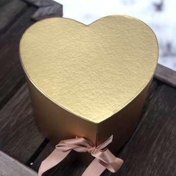 Золотое сердце с цветами и клубникой с конфетами - фото 2
