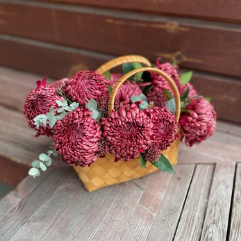 Цветочная корзина Ирен с хризантемами купить