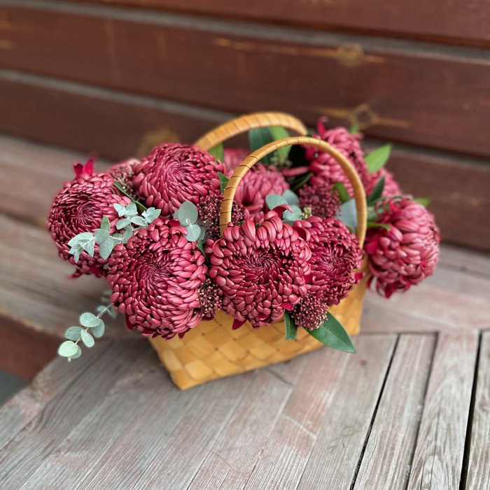Цветочная корзина Ирен с хризантемами - фото 1