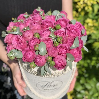Букет Валенти с пионовидной розой в шляпной коробке - фото 3