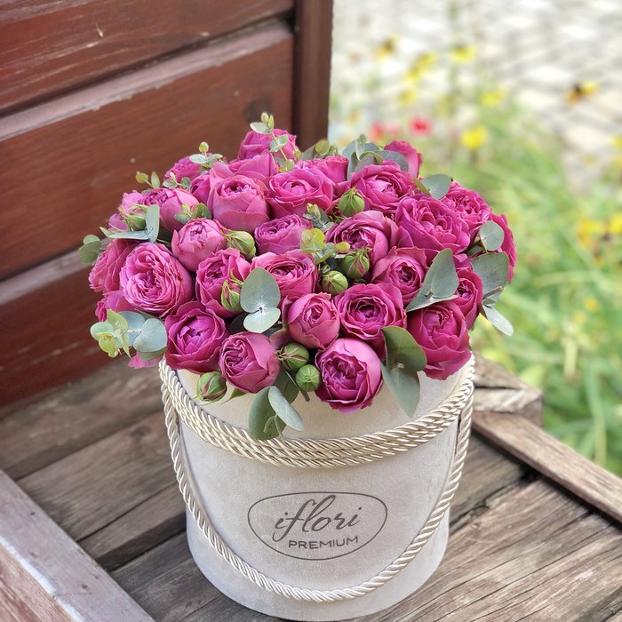 Букет Валенти с пионовидной розой в шляпной коробке - фото 2