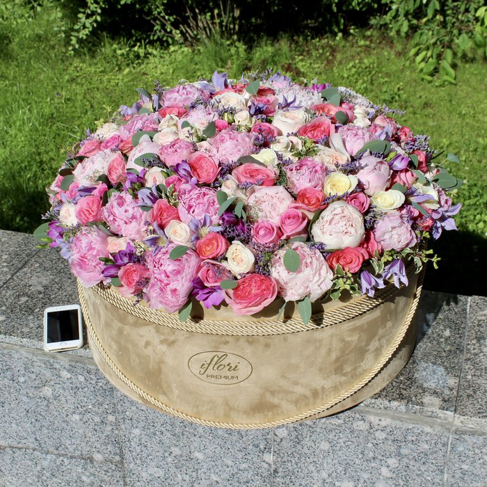 Букет Меган с пионовидными розами в шляпной коробке - фото 1