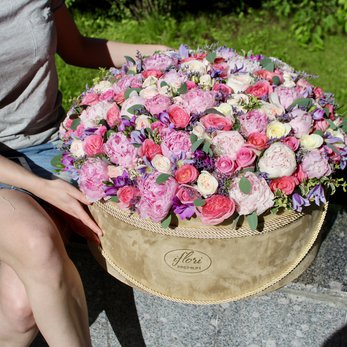 Букет Меган с пионовидными розами в шляпной коробке - фото 2