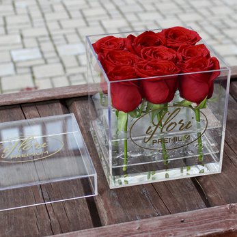 Прозрачный бокс мини с красными розами купить