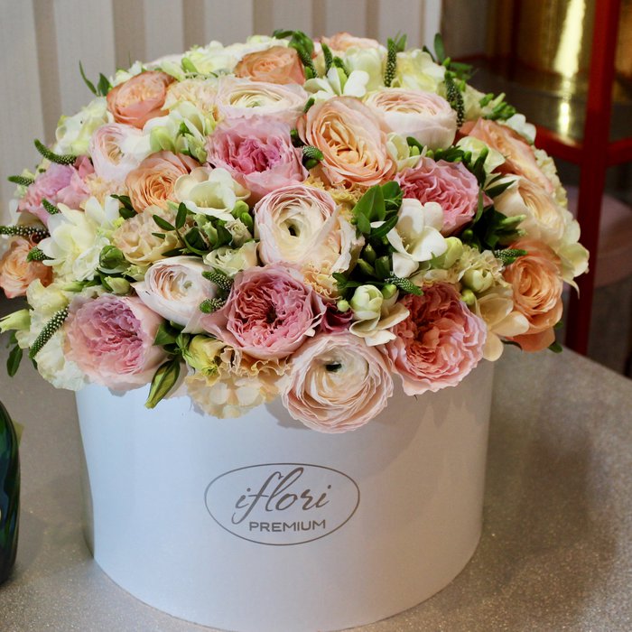 Букет Шакира с пионовидными розами в шляпной коробке - фото 1