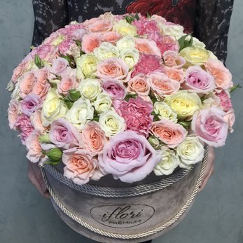 Букет Альба с кустовыми розами в шляпной коробке купить