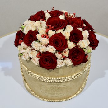 Букет Марго с красными и бежевыми розами в шляпной коробке купить