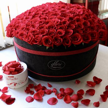 Букет рай на земле с красными розами в черной шляпной коробке - фото 2