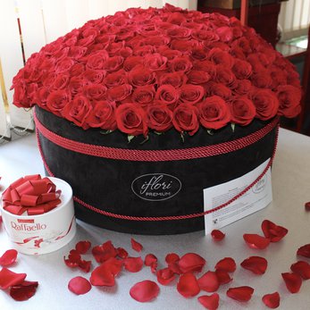 Букет рай на земле с красными розами в черной шляпной коробке купить