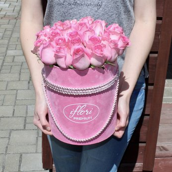 Букет Барби с розовыми розами в шляпной коробке - фото 2