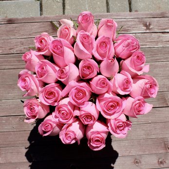 Букет Барби с розовыми розами в шляпной коробке - фото 3