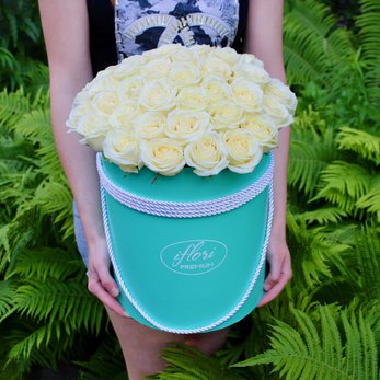 Букет Тиффани с белыми розами в коробке - фото 1