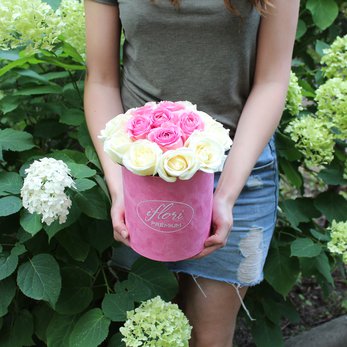 Букет Пинк-комлимент с розовыми и белыми розами в шляпной коробке купить