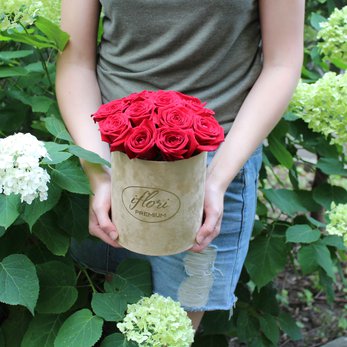 Букет Коко Шанель комплимент с красными розами в шляпной коробке купить