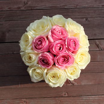 Букет Пинк-комлимент с розовыми и белыми розами в шляпной коробке - фото 3
