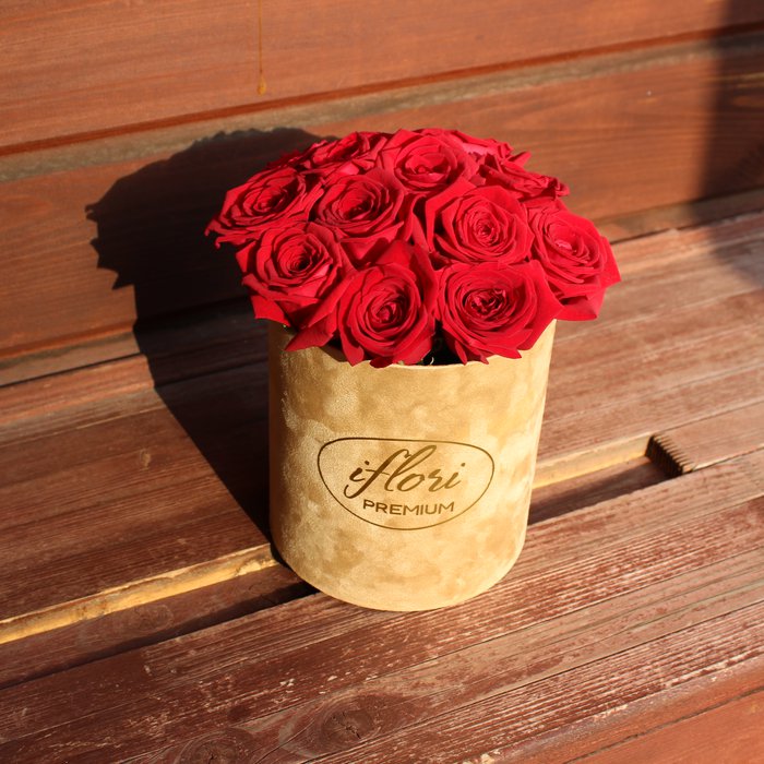 Букет Коко Шанель комплимент с красными розами в шляпной коробке - фото 2