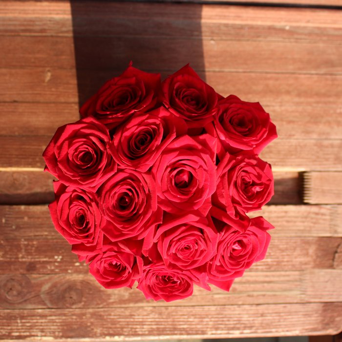 Букет Коко Шанель комплимент с красными розами в шляпной коробке - фото 3
