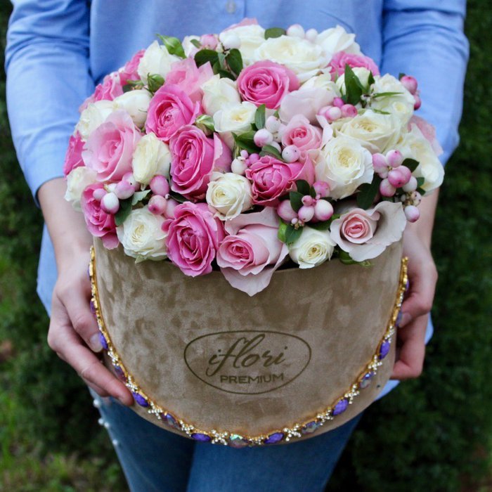 Букет Анастейша с розовыми и белыми розами в шляпной коробке - фото 1