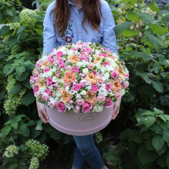 Букет Мари с розовыми розами в шляпной коробке - фото 1