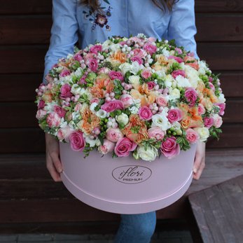 Букет Мари с розовыми розами в шляпной коробке - фото 2