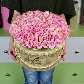 Букет Амира с пионовидными розами в шляпной коробке купить