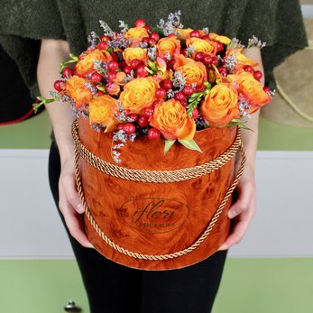 Букет Джессика с розами и сезонными ягодами в матовой шляпной коробке - фото 3