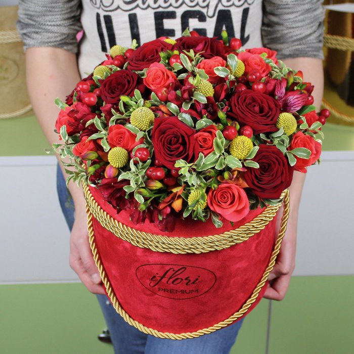 Букет Кармен с красными розами в шляпной коробке - фото 1