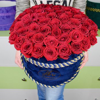 Букет Астрид с красными розами в шляпной коробке - фото 1
