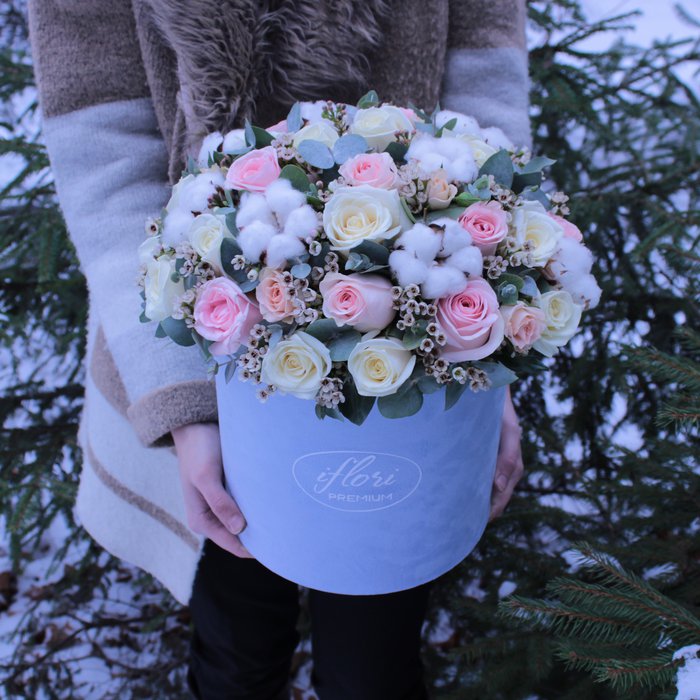 Букет Аделин с розовыми и белыми розами в шляпной коробке - фото 1