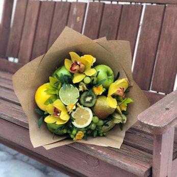 Букет  с фруктами и желтой орхидеей купить