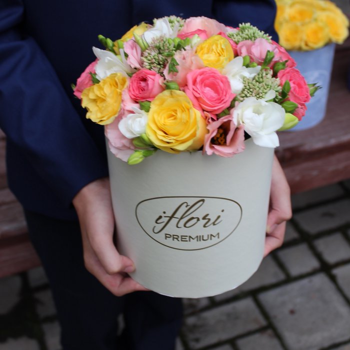 Букет Владлен с желтыми розами в шляпной коробке